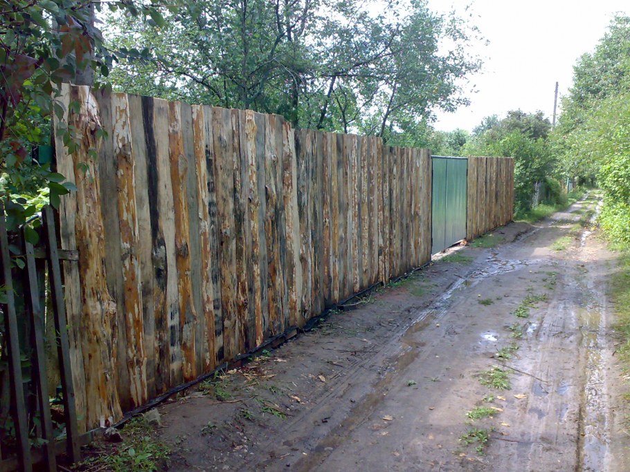 Забор из брашированного горбыля