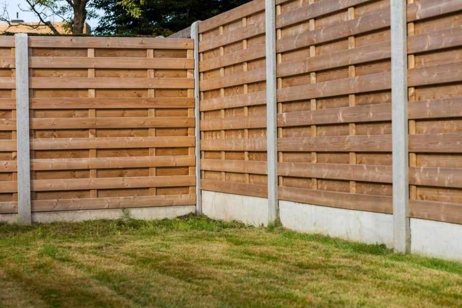 Деревянный забор с бетонными столбами