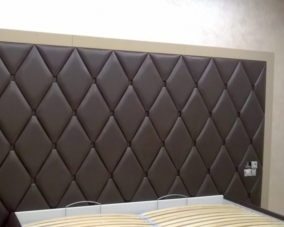 Кровать с мягким изголовьем