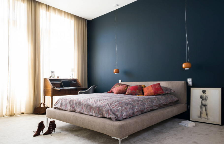 Спальня с одной темной стеной