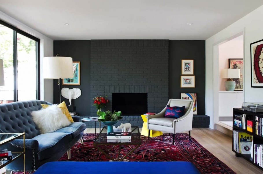 Окрашенный кирпич в интерьере гостиной