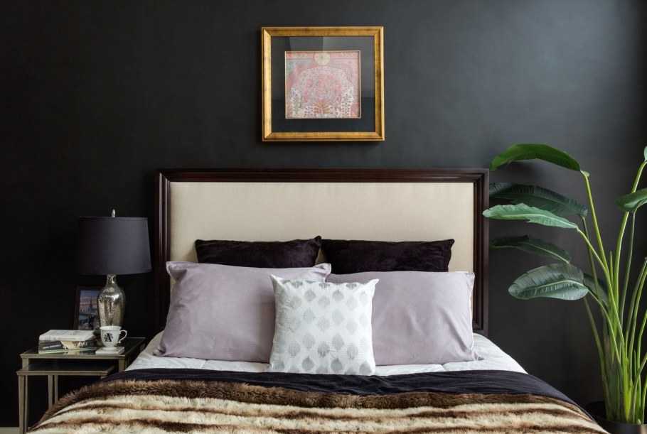 Темные стены в маленькой спальне