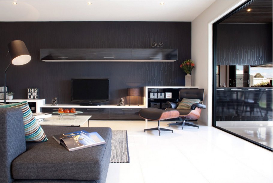 Гостиная с черной стеной