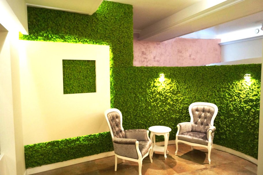 Искусственный мох на кирпичной стене