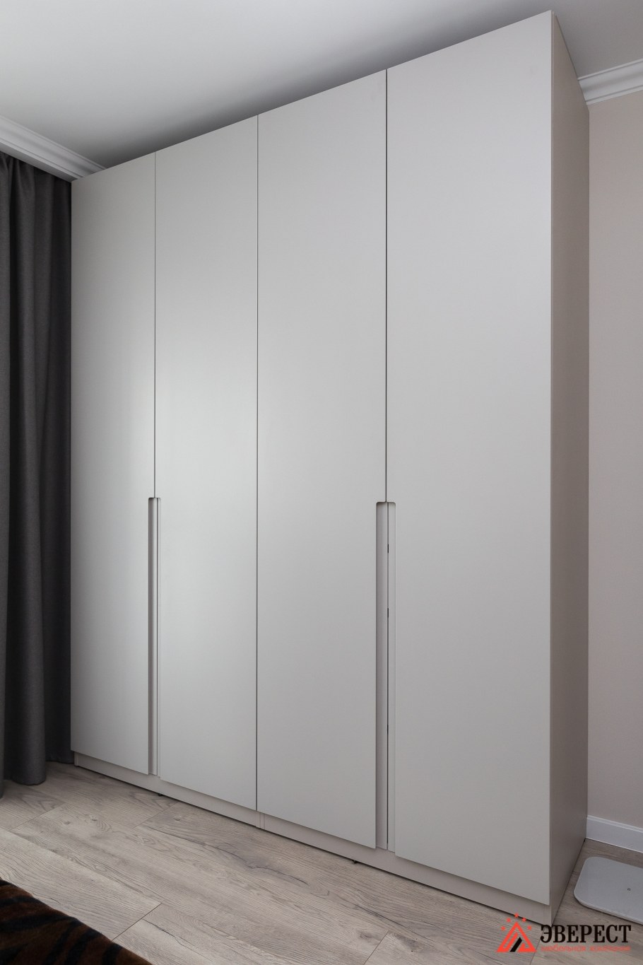 Шкаф в спальню с интегрированными ручками