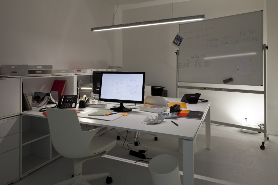 Рабочее место дизайнера в офисе