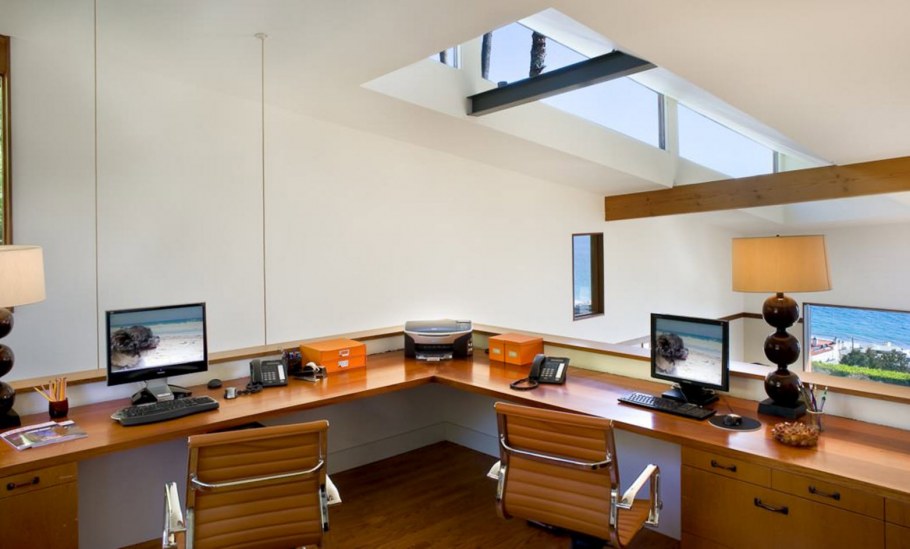 Компьютерный стол на мансарде
