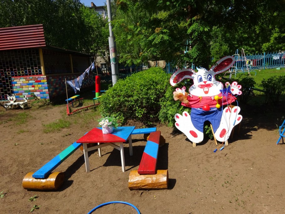 Старый детский сад площадка