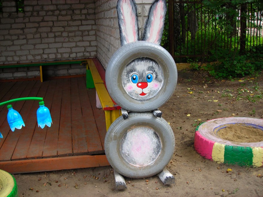 Поделки из шин на участке детского сада