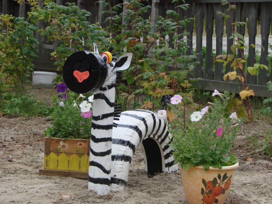 Фигуры из покрышек для сада