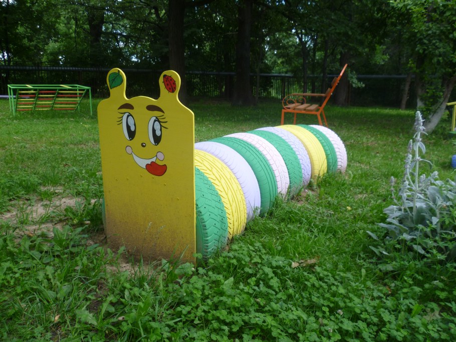 Гусеница из покрышки для детского сада