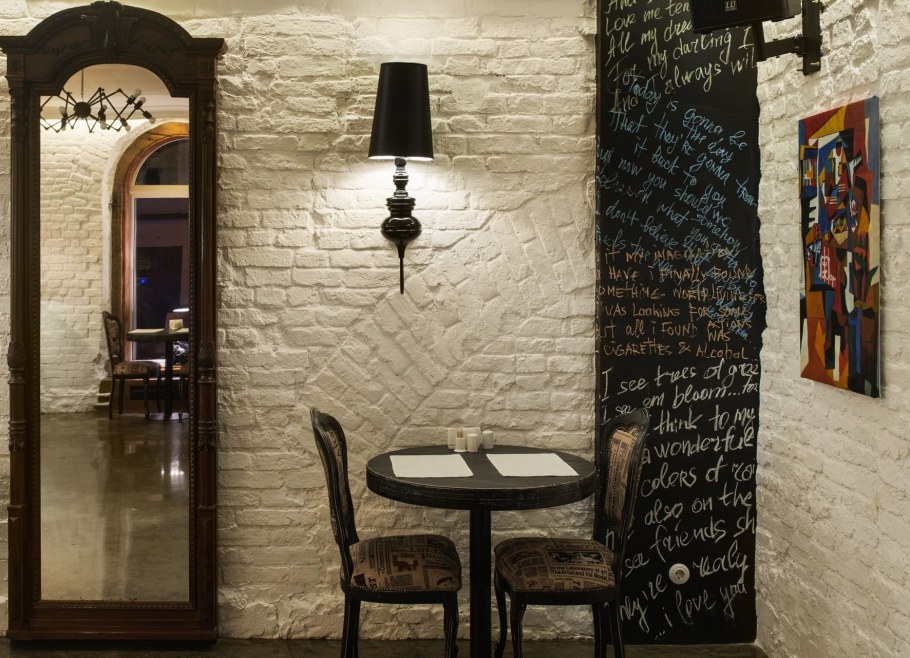 Декоративный кирпич в интерьере кафе