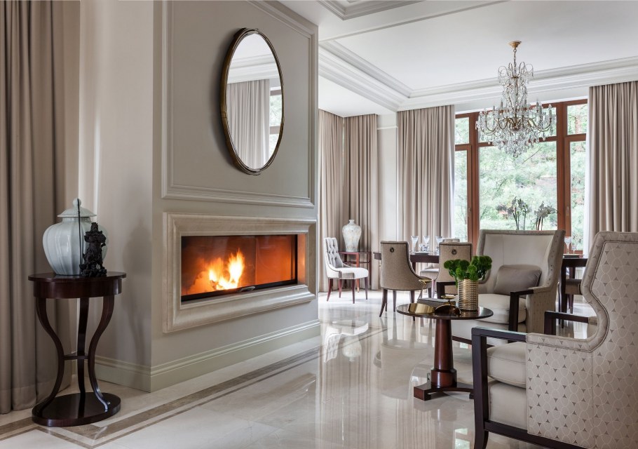 Столовая с камином в классическом стиле