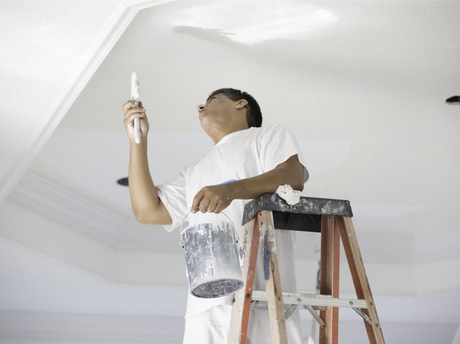 Светло серый потолок