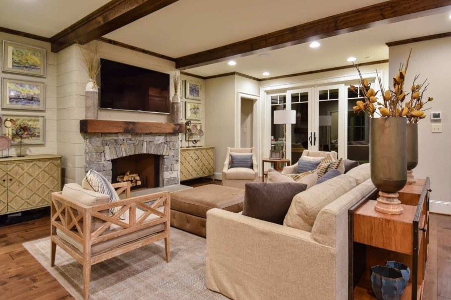 Гостиная с камином и телевизором в загородном доме