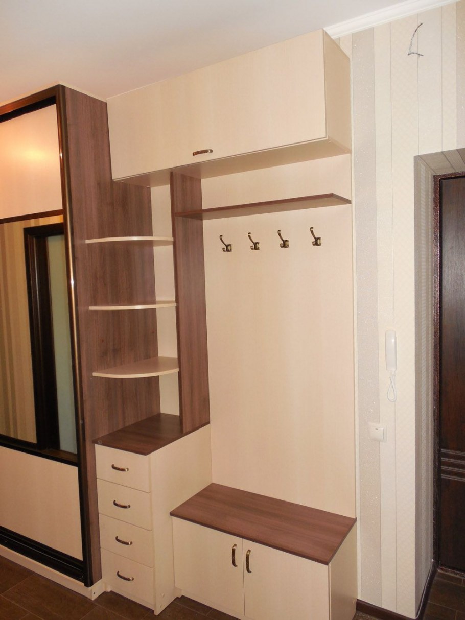 Прихожая с антресолью для узкого коридора