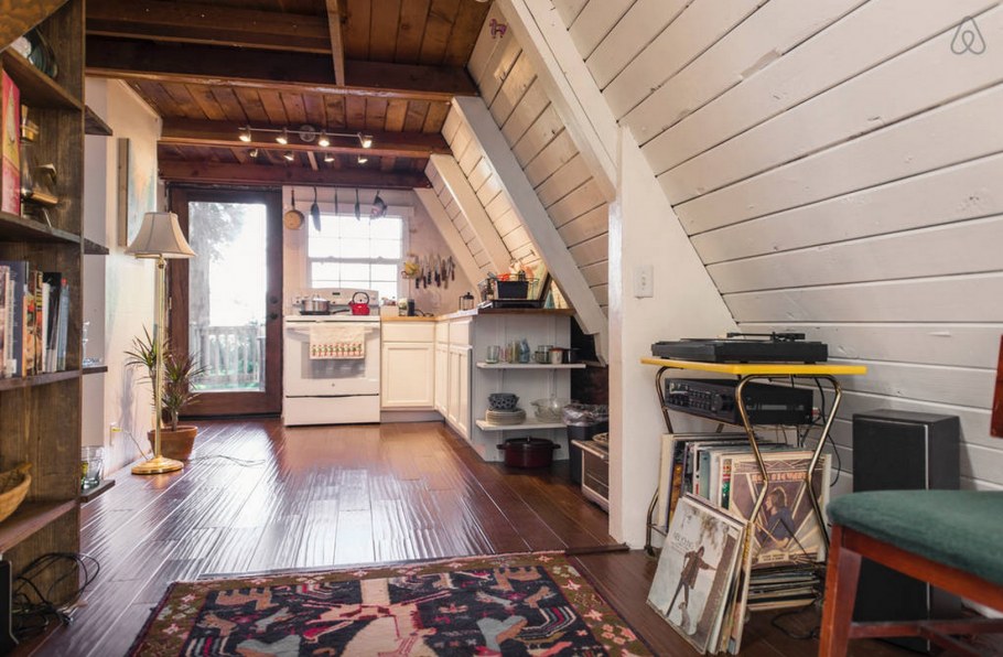 Маленький дачный домик внутри и снаружи