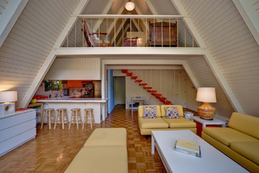 Домик в лесу с панорамными окнами