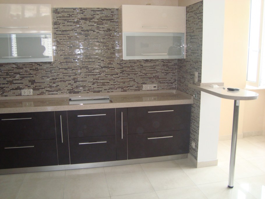 Кухонный гарнитур с каменной столешницей