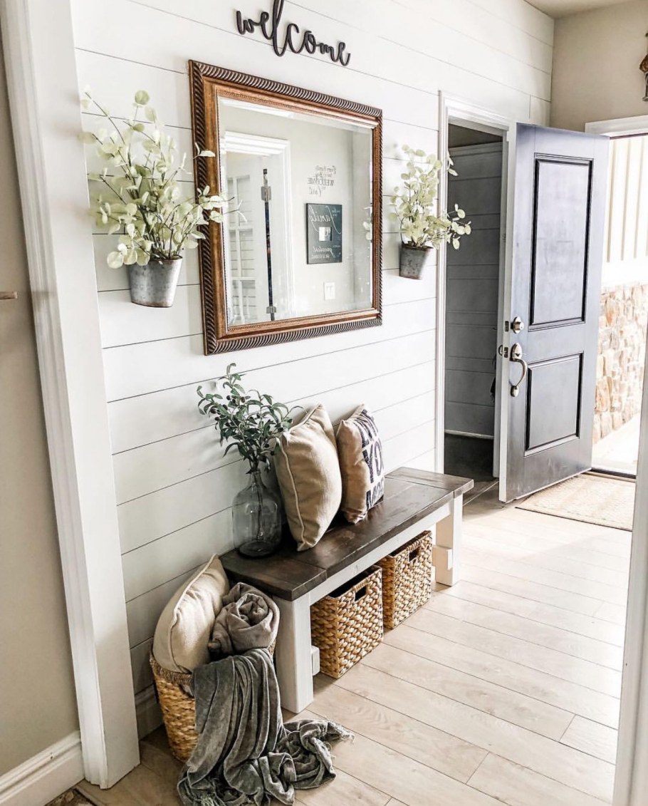 Прихожая в деревенском стиле в квартире