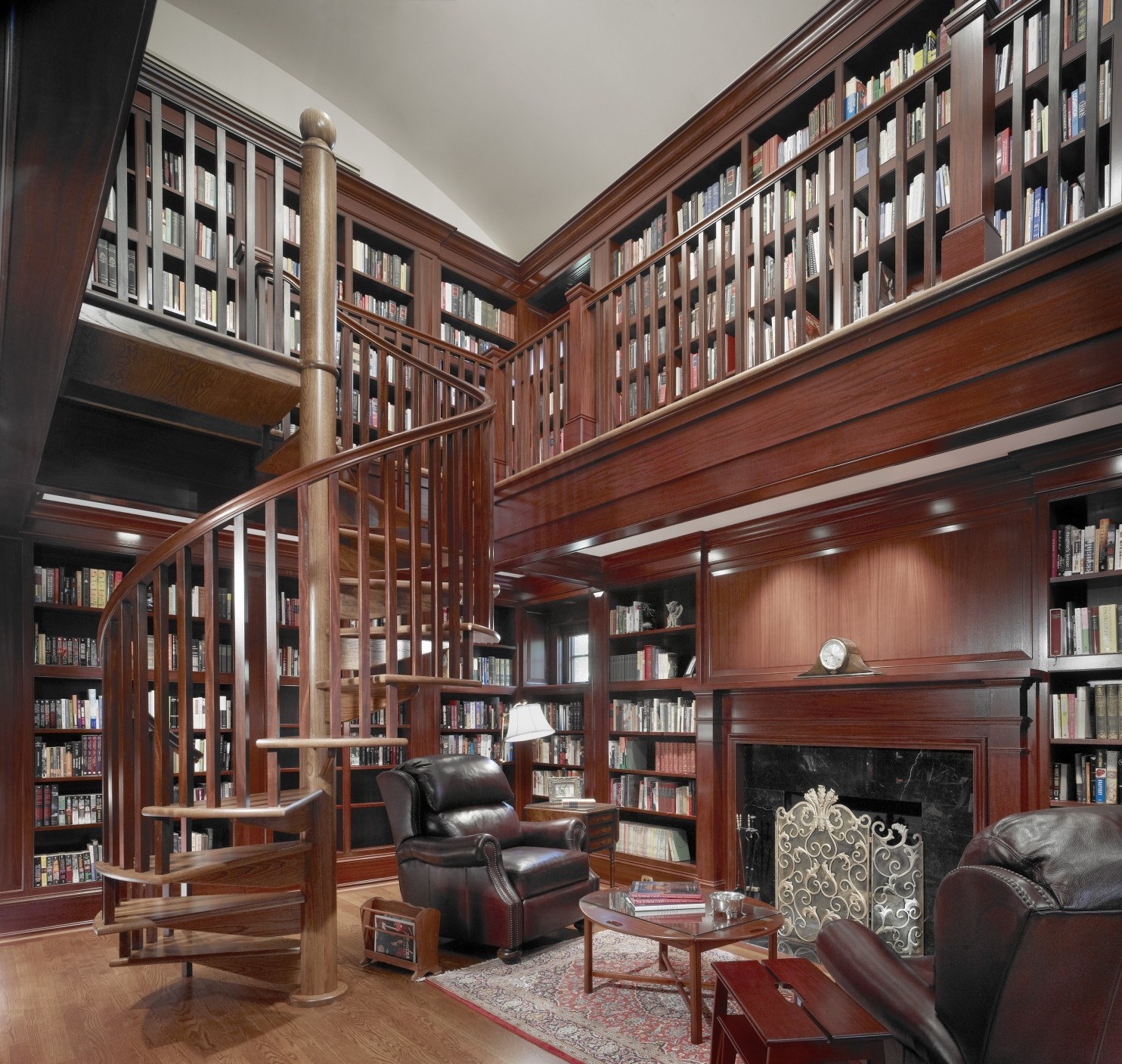 Attachment library. Библиотека в доме. Интерьер библиотеки. Библиотека с высокими потолками. Домашняя библиотека интерьер.