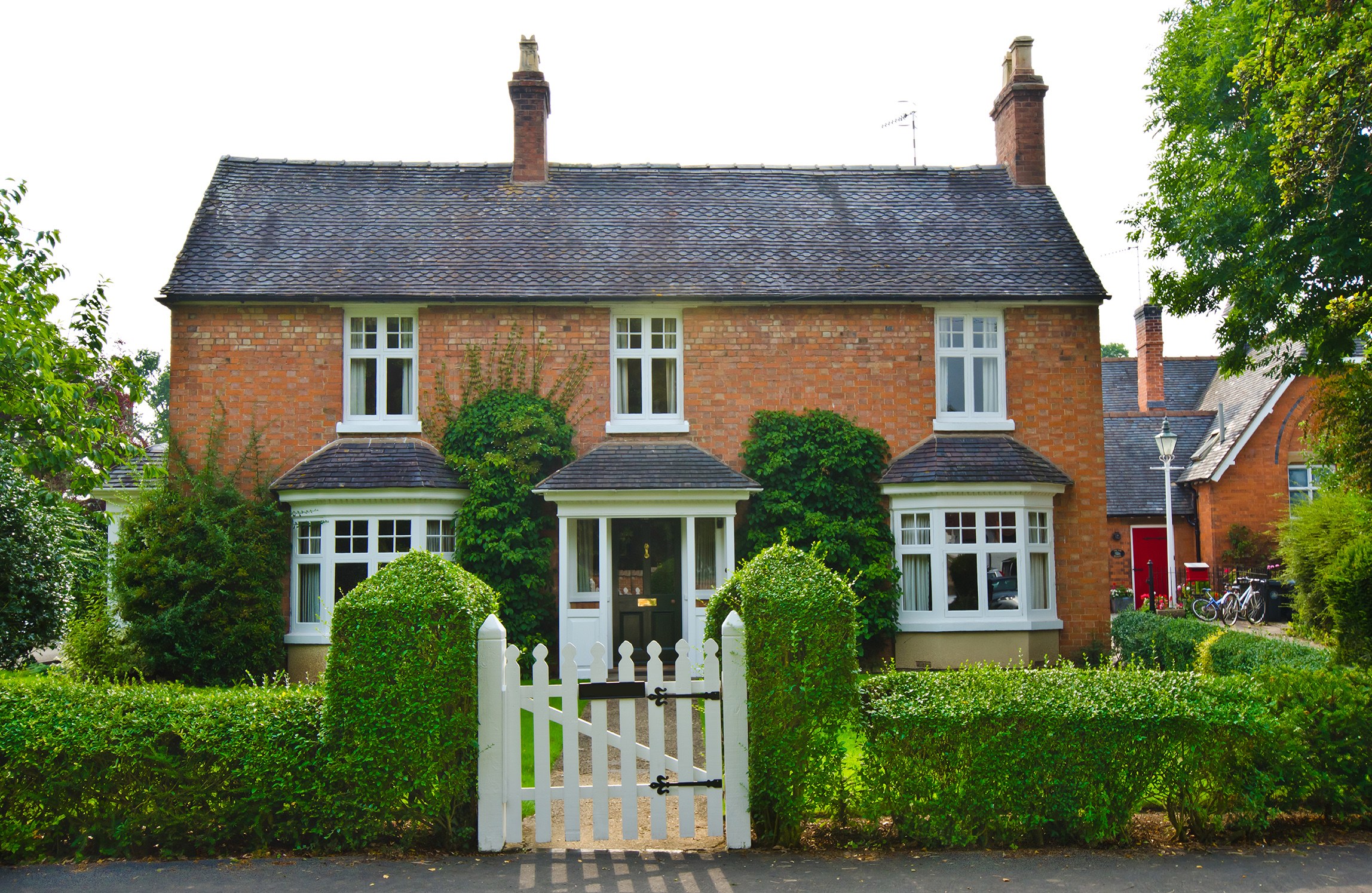 Housing in great britain. Detached House в Англии. Старинная английская деревня Тюдор. Бадингем Англия домики,. Типичный дом англичанина.