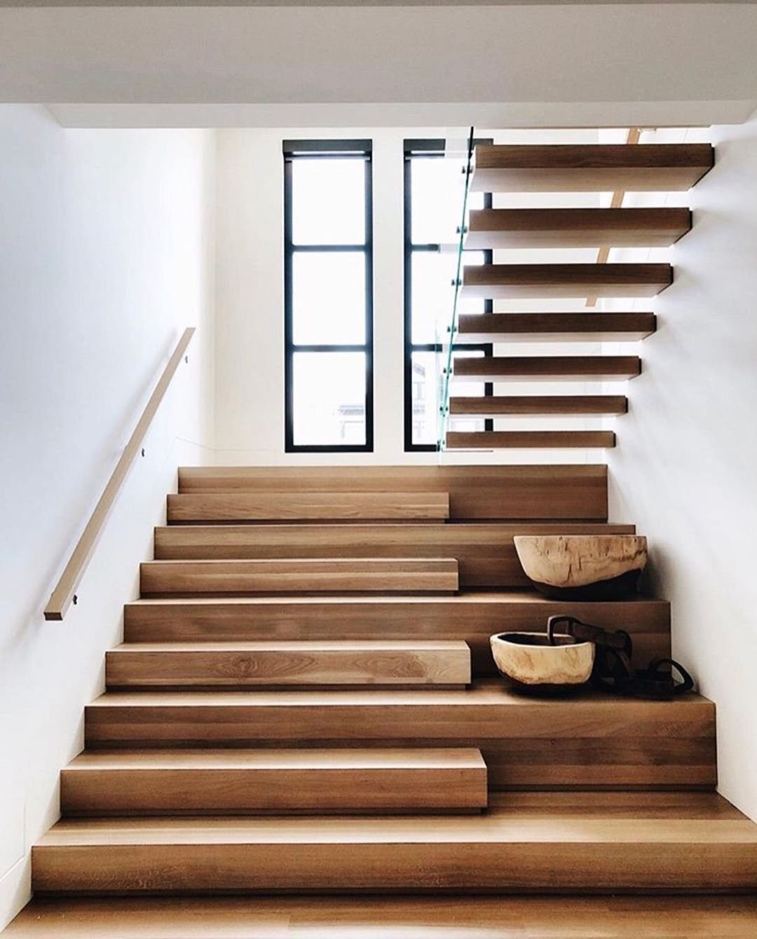 Стильные лестницы отзывы. Лестница в доме. Современные лестницы. Стильные деревянные лестницы. Современная деревянная лестница.