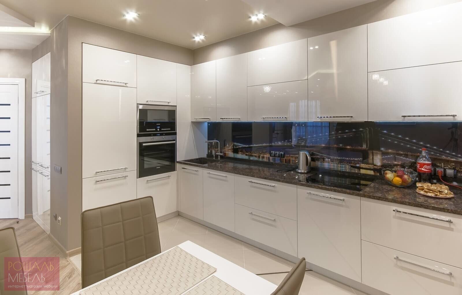 Белая глянцевая кухня в современном стиле угловая под потолок (35 фото .