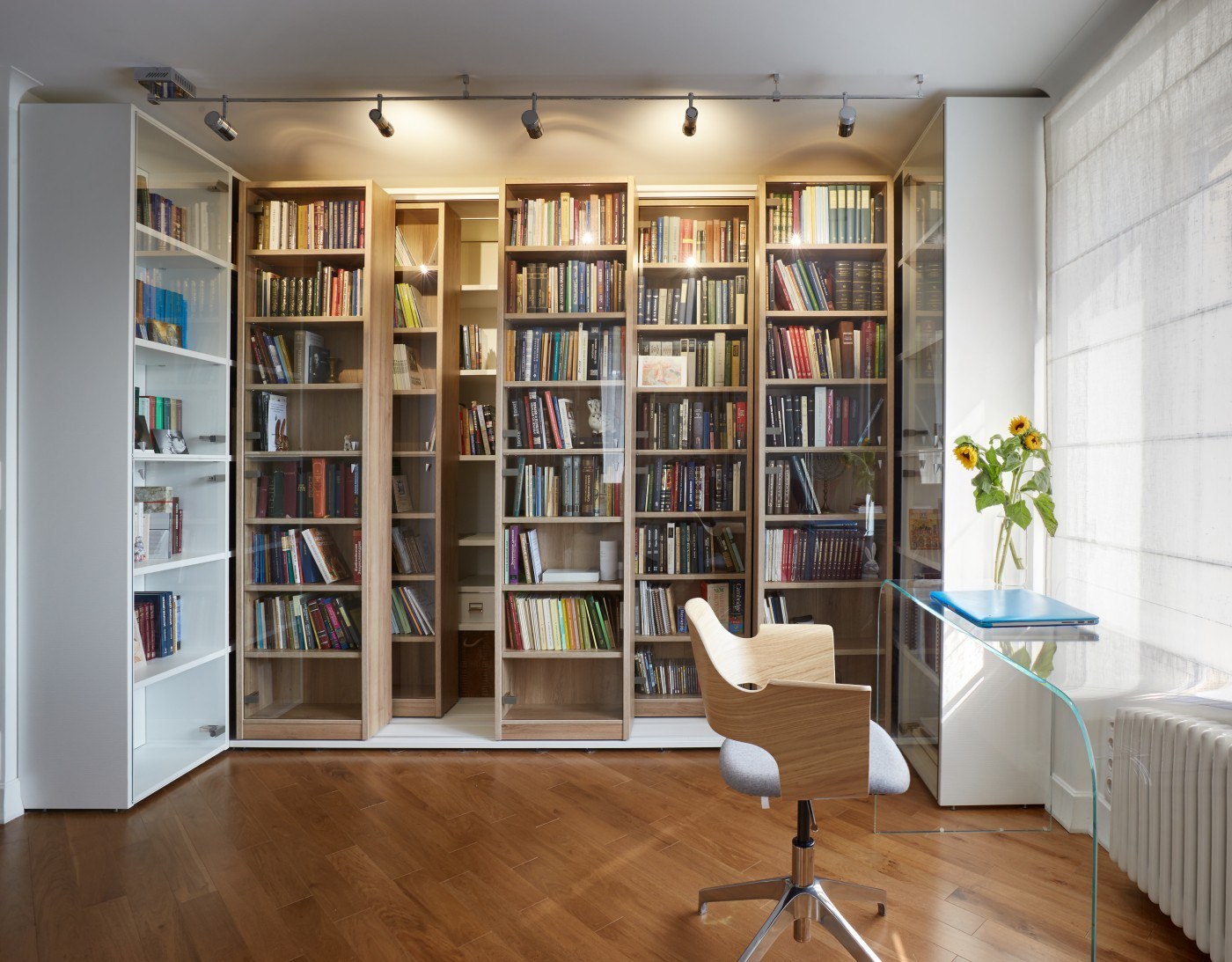 Книжные шкафы в интерьере квартиры