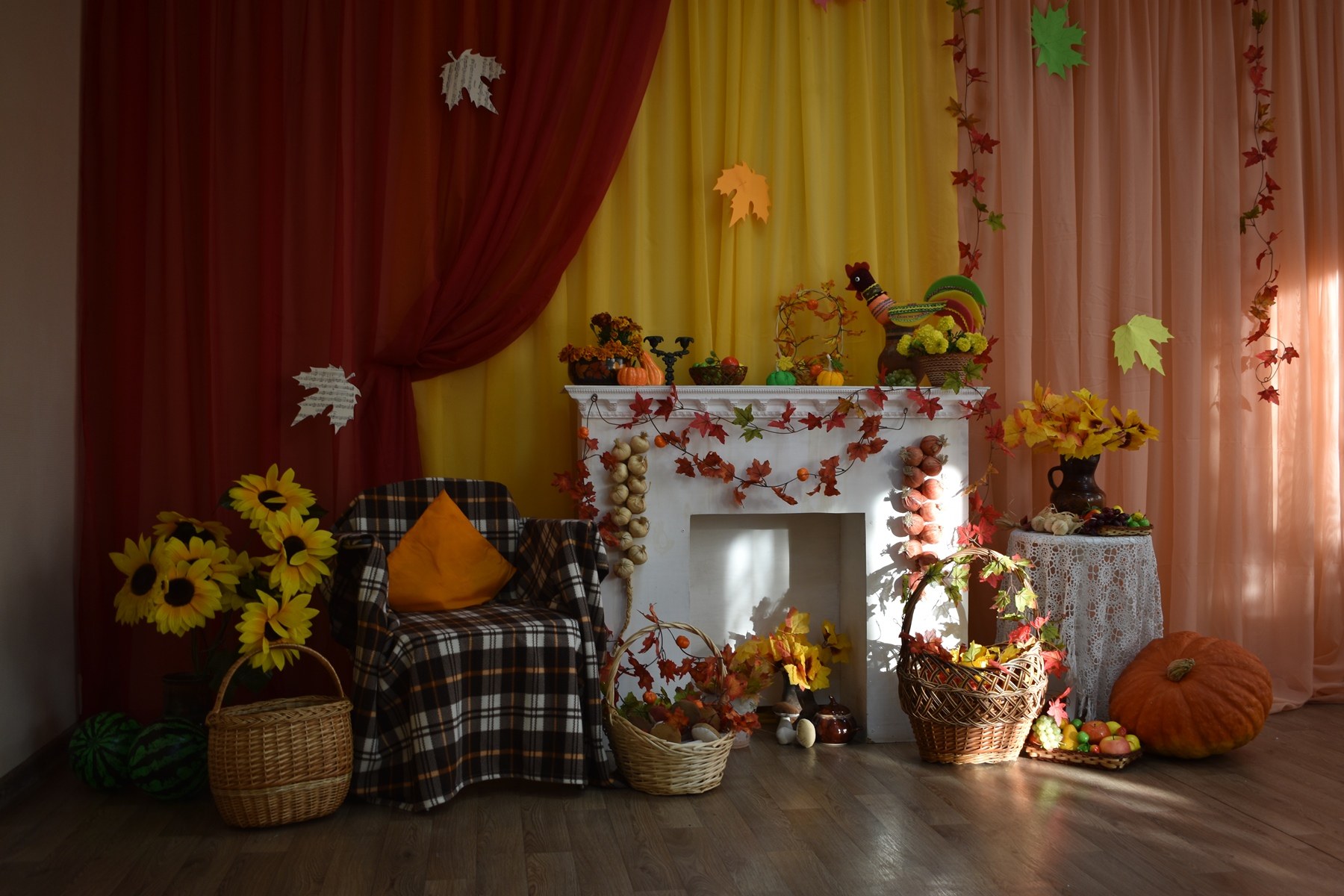 Как оформить в дом престарелых золотая осень. Фотозона осень в детском саду. Украшение к осени. Осенний декор. Осенние декорации для детского сада.