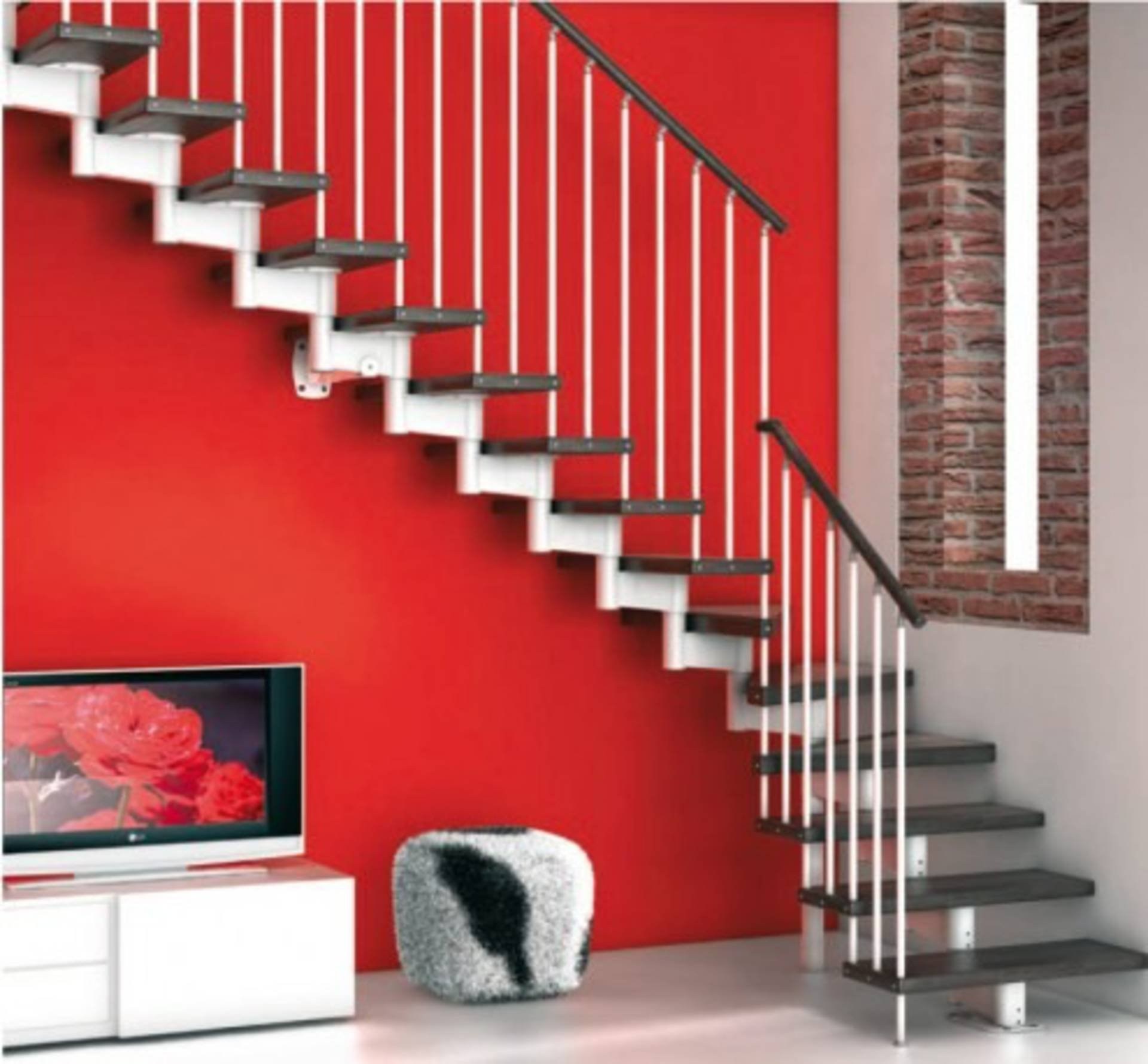 Красные ступеньки. Лестница в интерьере. Интерьер с лестницей на второй этаж. Красная лестница в интерьере. Лестница внутри дома.