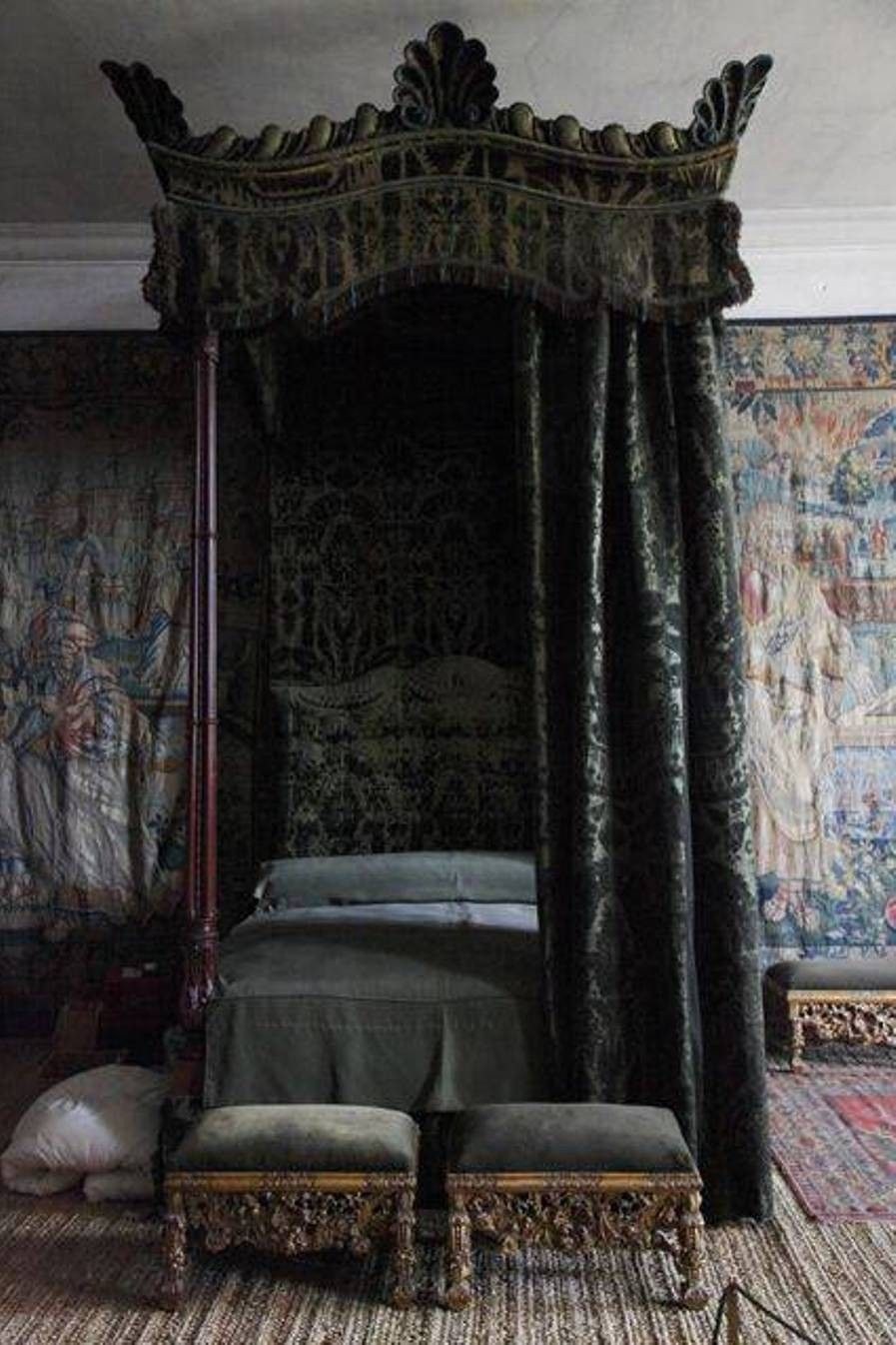 Кровать Готическая арт