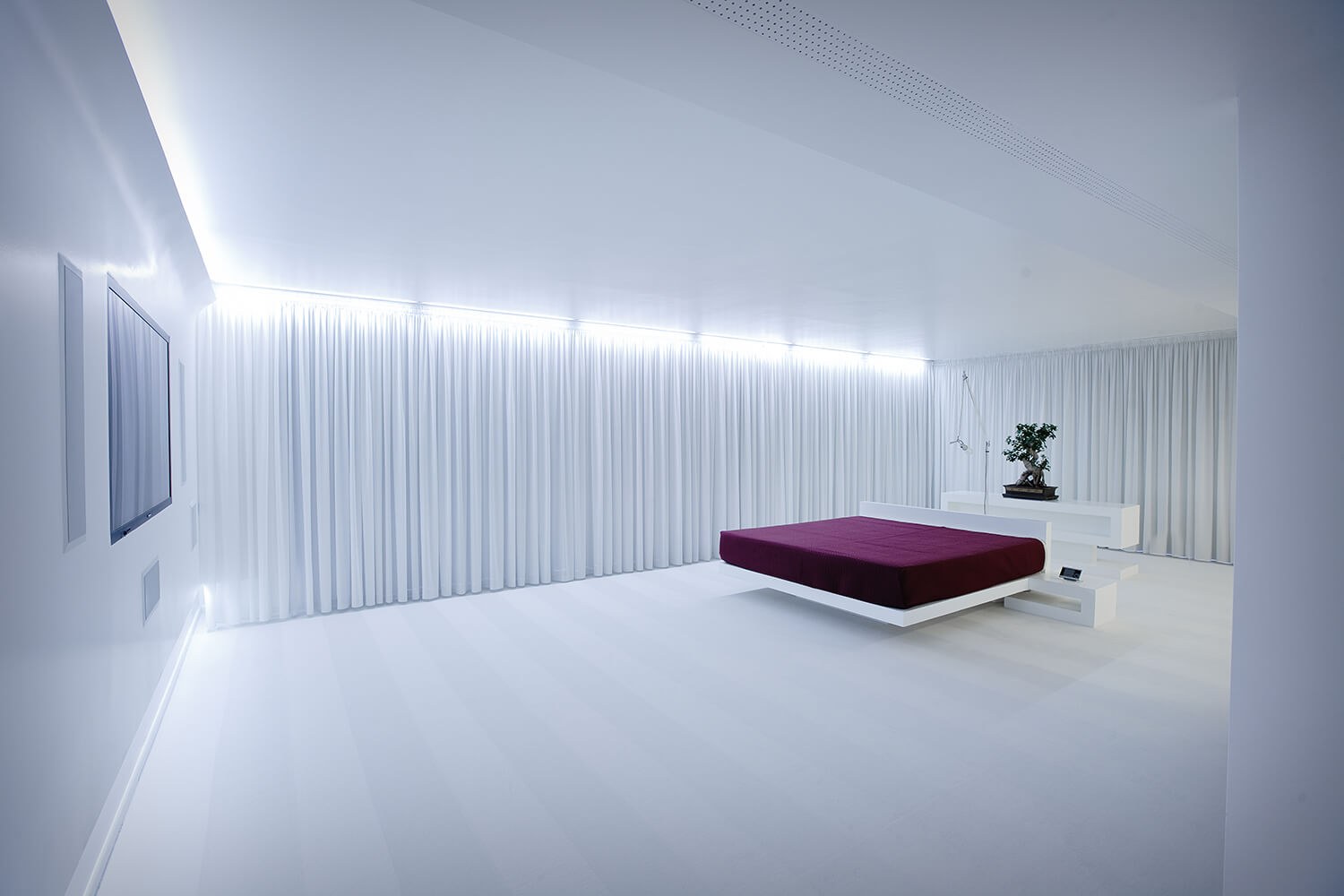 Белая комната с подсветкой