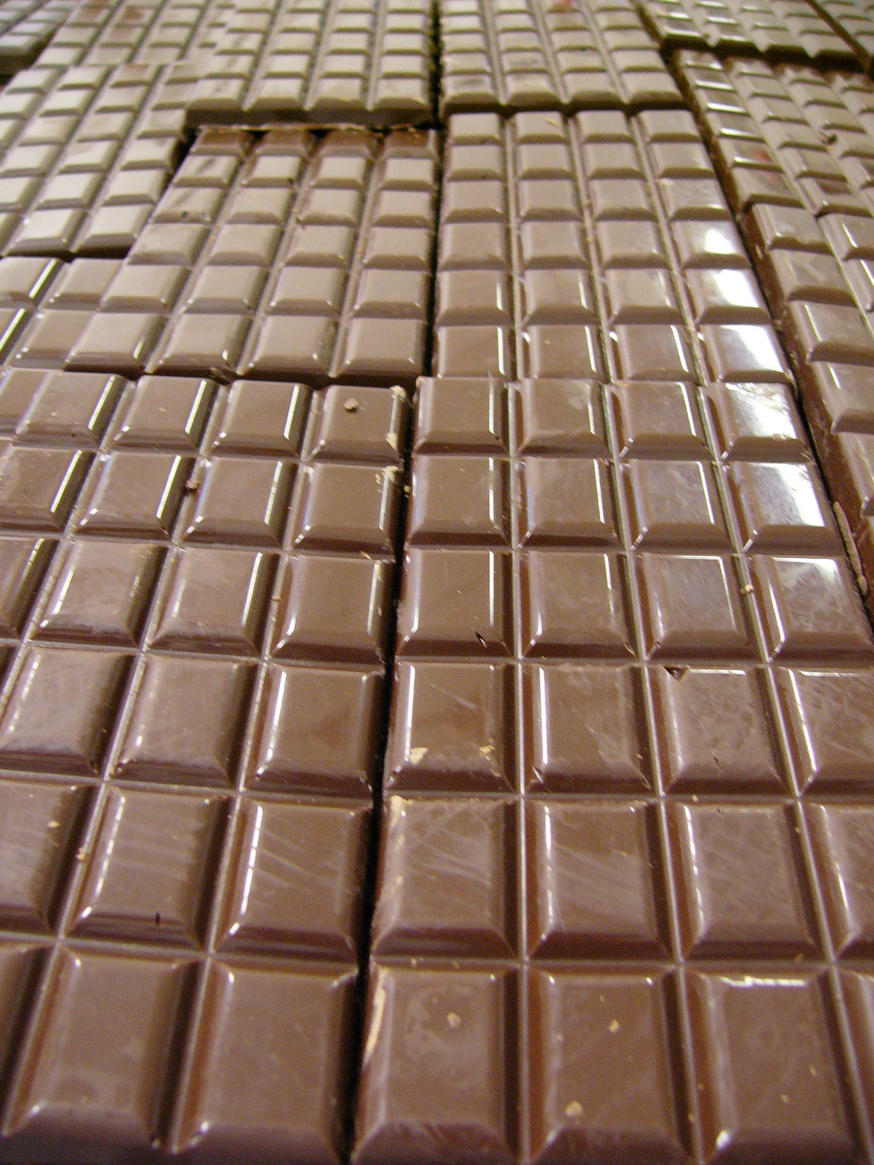 Шоколад бол. Огромная шоколадка. Большая плитка шоколада. Огромная шоколадная плитка. Огромная плитка шоколада.
