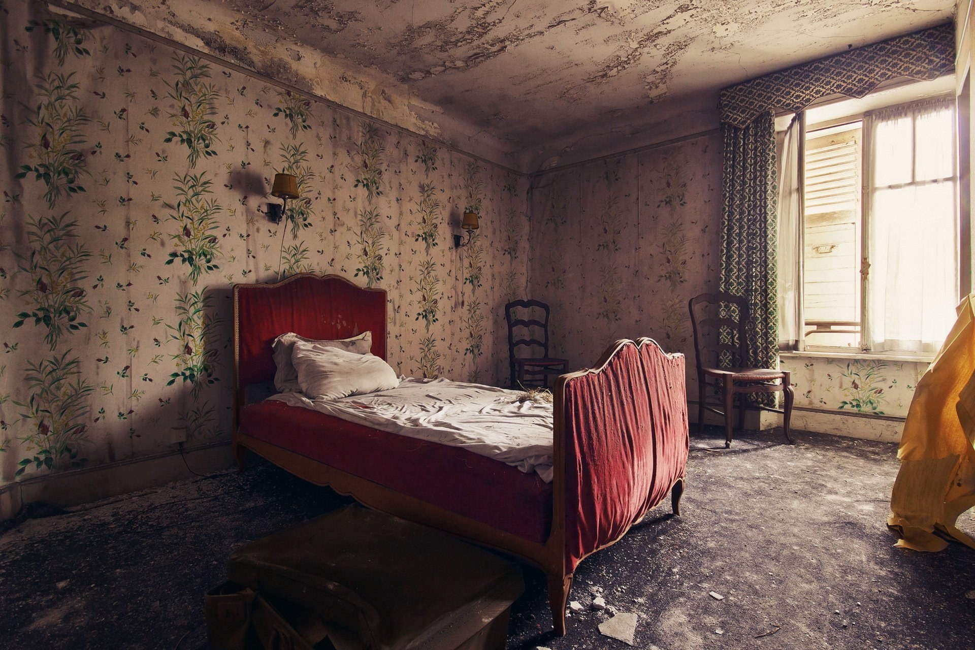 Снится старая квартира в которой жила. Старая комната. Страшная квартира. Комната спальня Старая. Бедная комната.