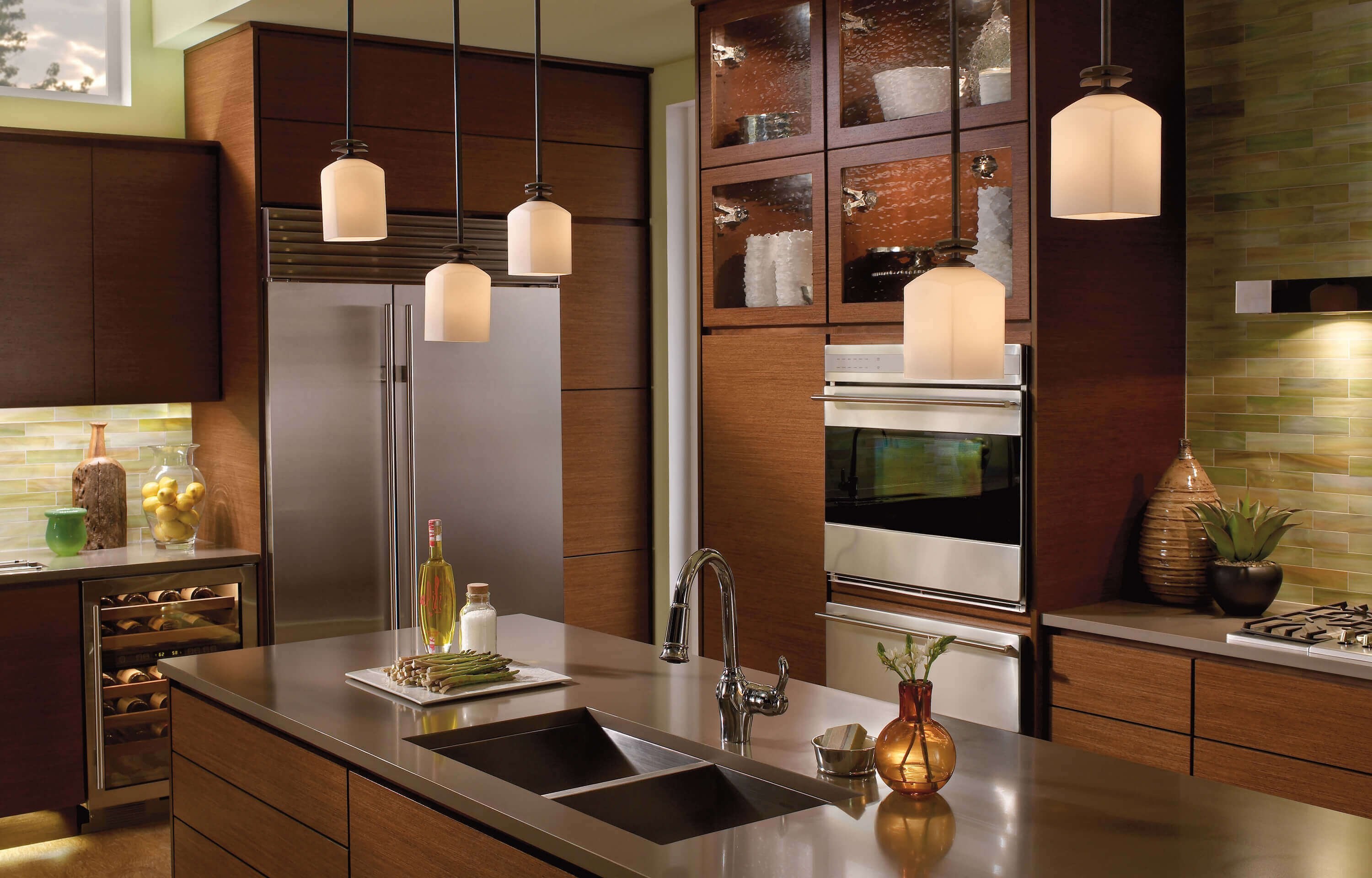 Светильник подсветка для кухни. Светильники на кухню. Подвесной светильник для маленькой кухни. Подвесные светильники для кухни над столом. Подвесные светильники над рабочей зоной кухни.