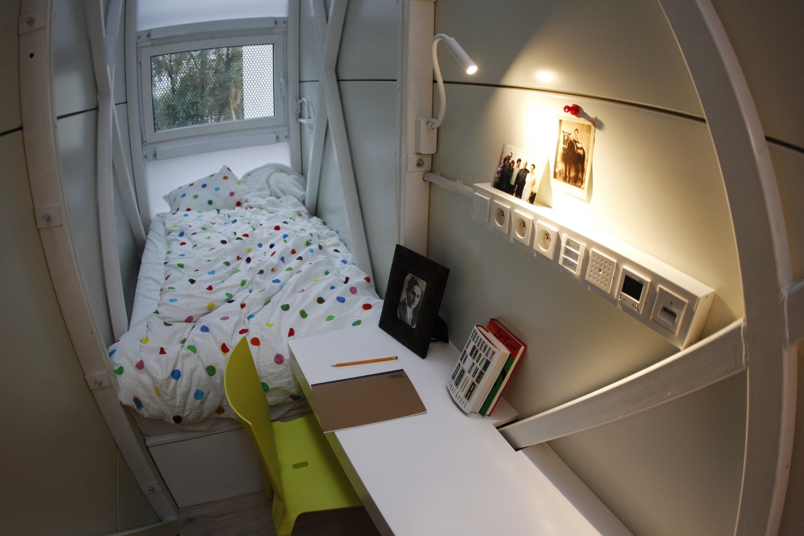 Tiny flat. Самая маленькаквартира. Самая маленькая комната. Самая маленькая квартира в мире. Японские мини квартиры.