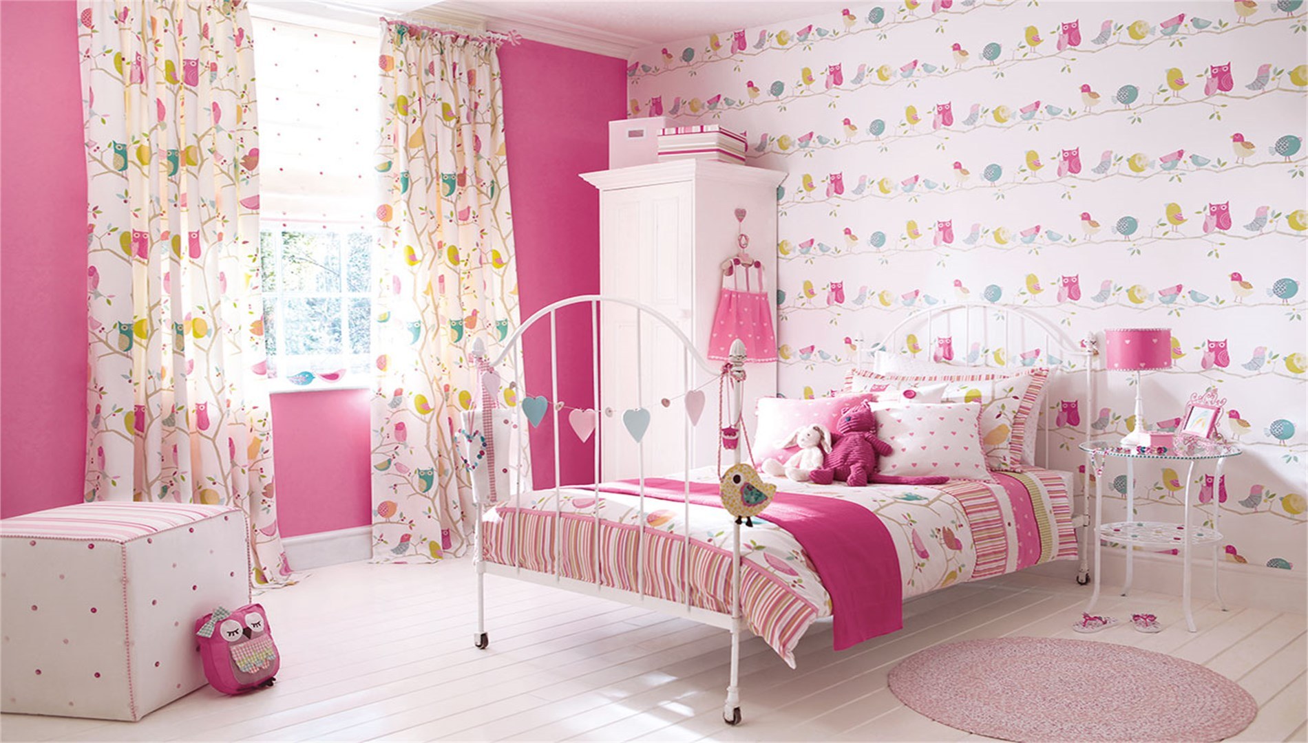Какие детские. Обои для детских комнат. Розовые стены в детской. Яркая комната для девочки. Обои на стену в детскую комнату.