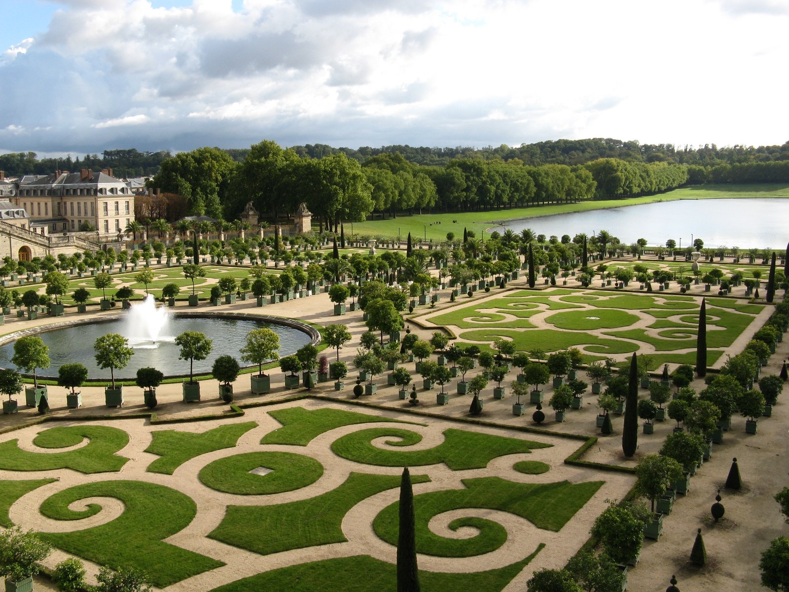 Версаль садовый. Версальский дворец и сады. Садовый партер Версальского дворца. Парк Версаль малый парк. Версальский дворец фонтаны.