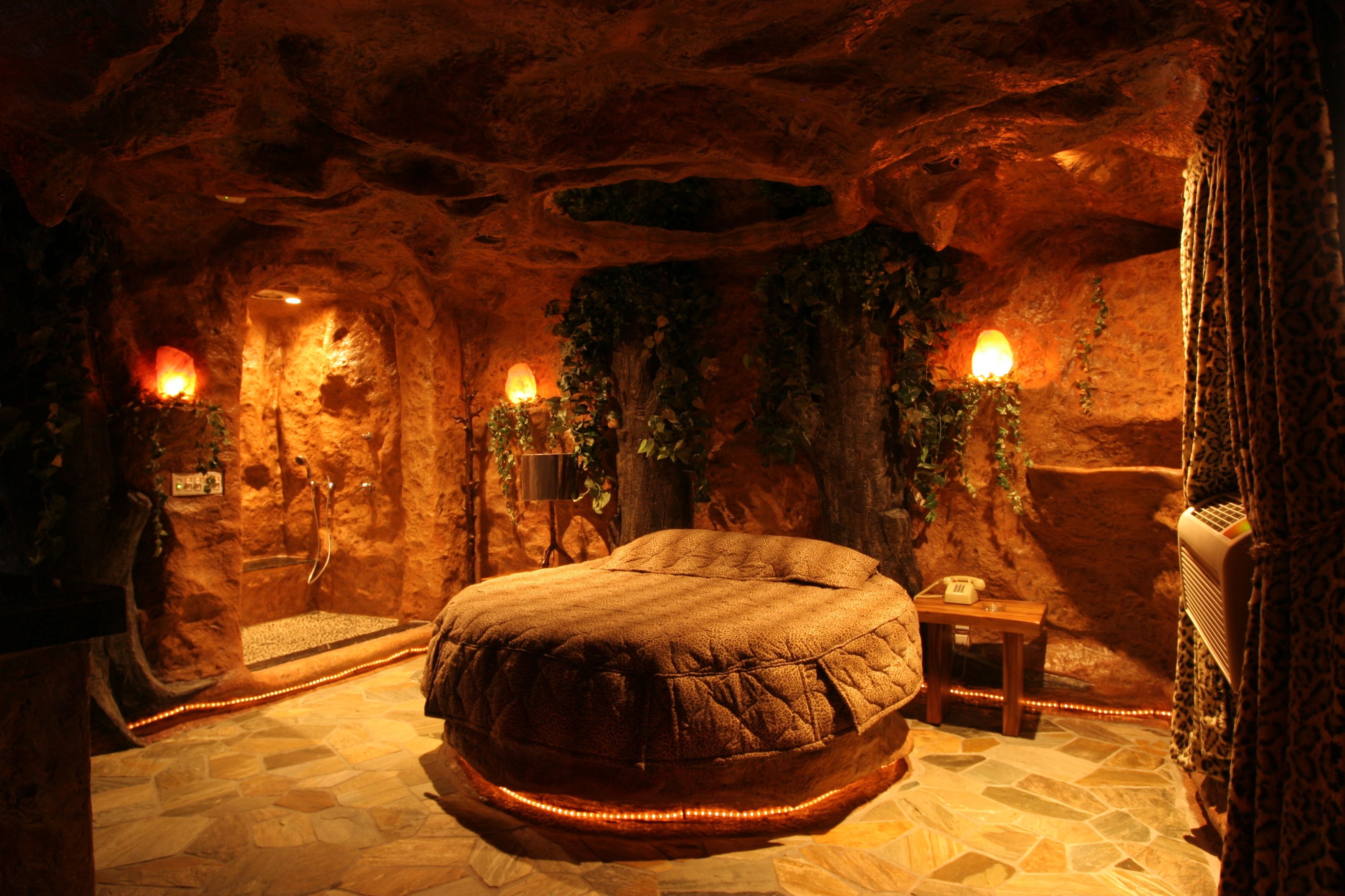 Комната в пещерном стиле