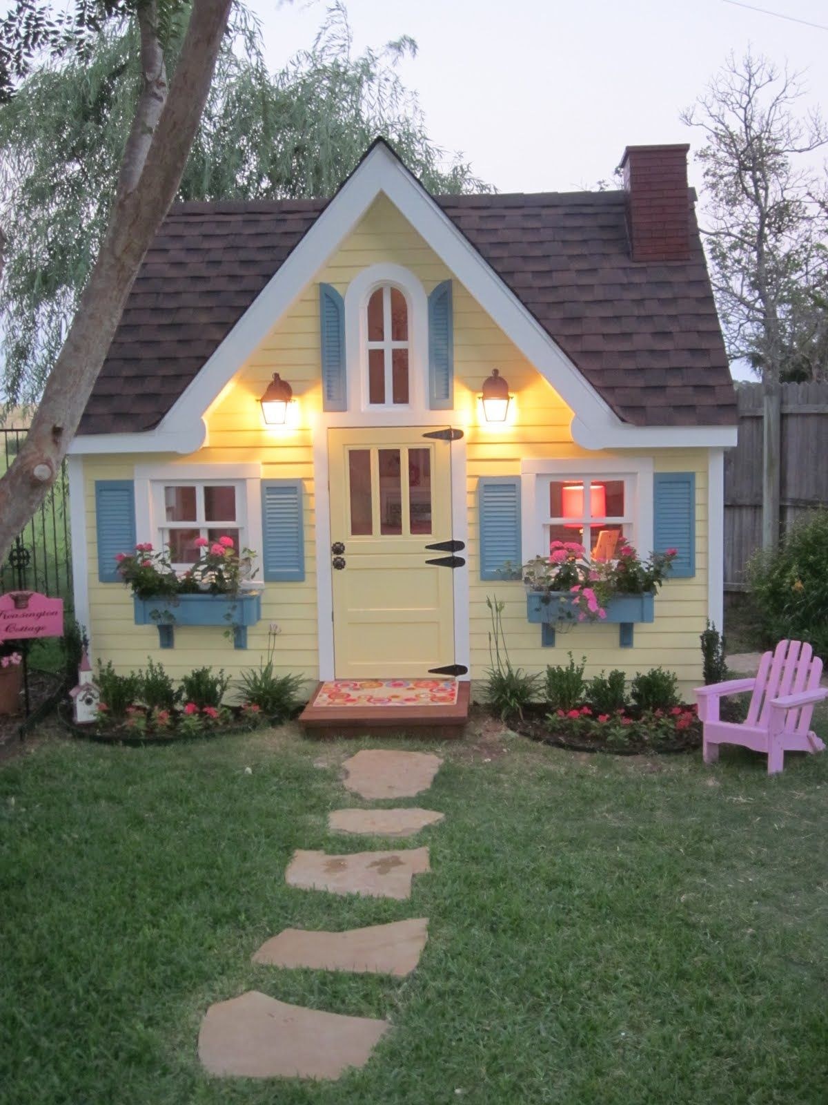 Купить дом в цветочном. Детские домики на участке. Маленький домик. Красивые дачные домики. Красивые маленькие домики.