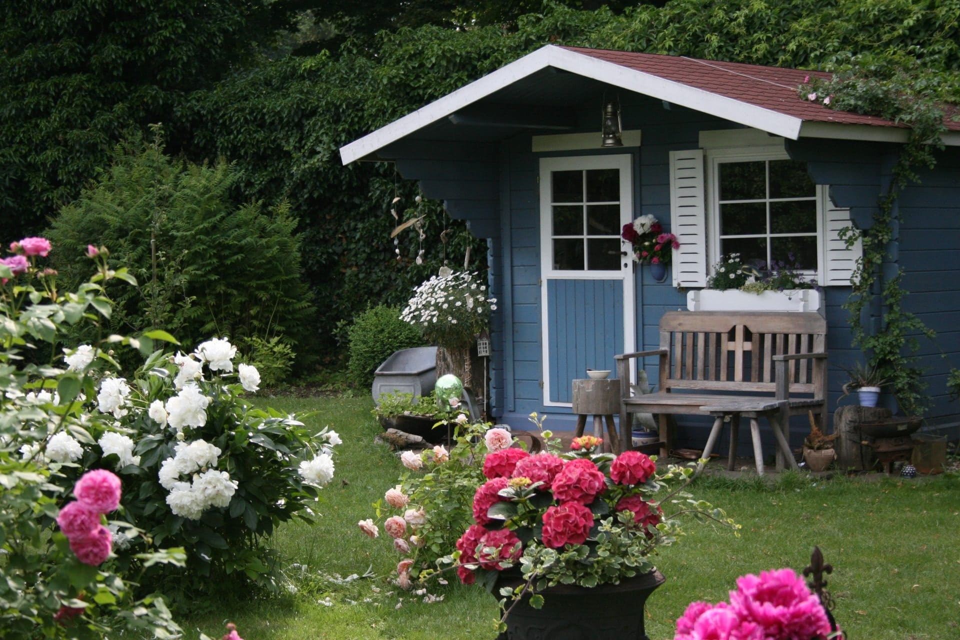 Про дачу. Дачный домик. Маленький домик в саду. Уютный маленький домик на даче. Уютный сад с маленьким домиком.