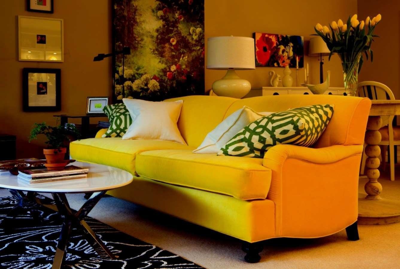 Горчичный цвет сочетание цветов в интерьере. Гостиная в желтом цвете. Яркий диван в интерьере. Желтый диван в интерьере. Желтый цвет в интерьере.