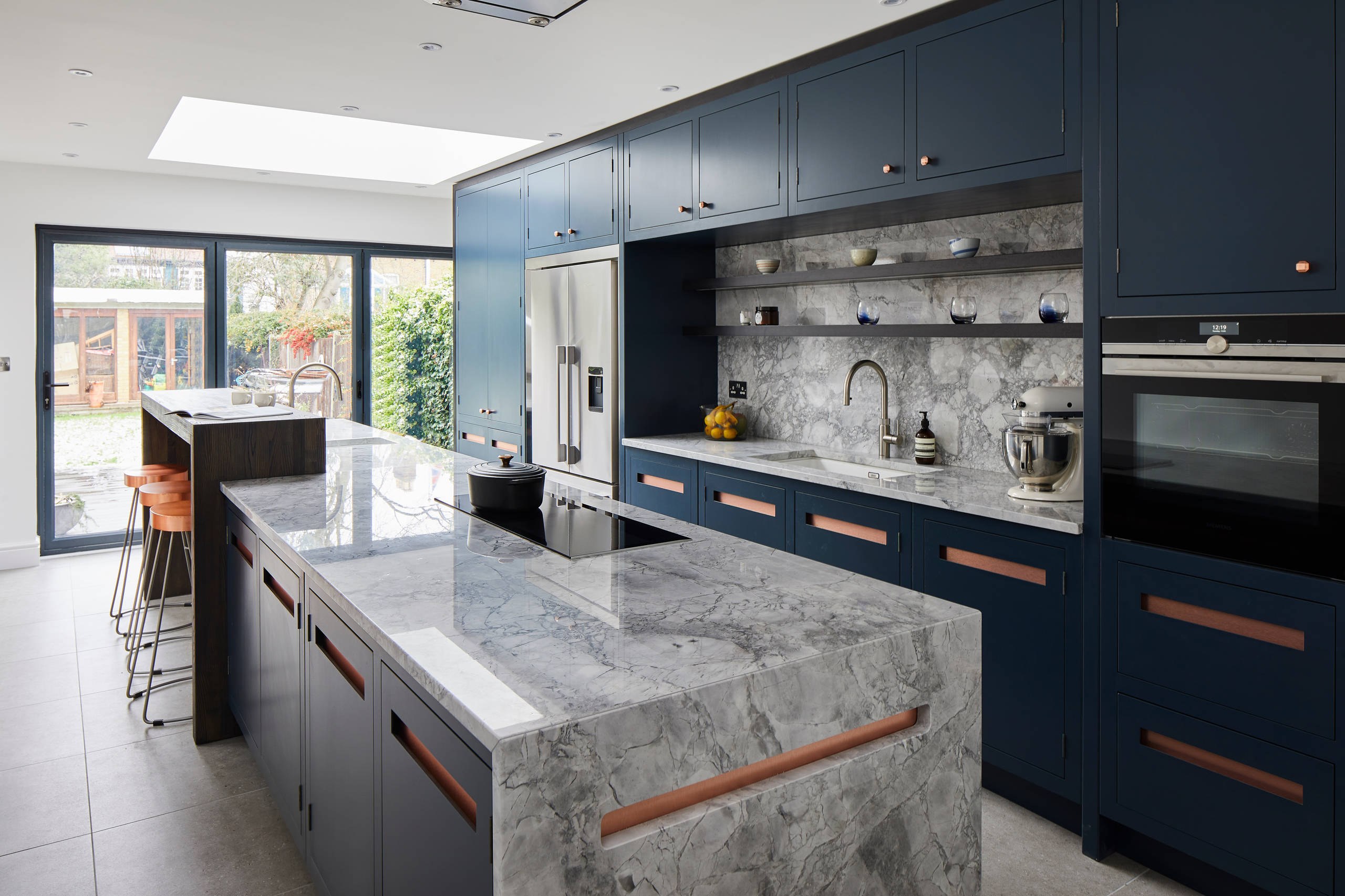 Синяя кухня в современном стиле с мрамором