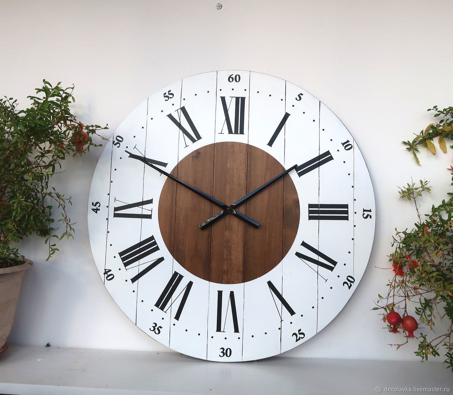 Часы настенные 60 см. Деревянные часы настенные в интерьере. Часы настенные интерьерные 60см. Часы настенные диаметр 60 см. Большие настенные часы в классическом интерьере.