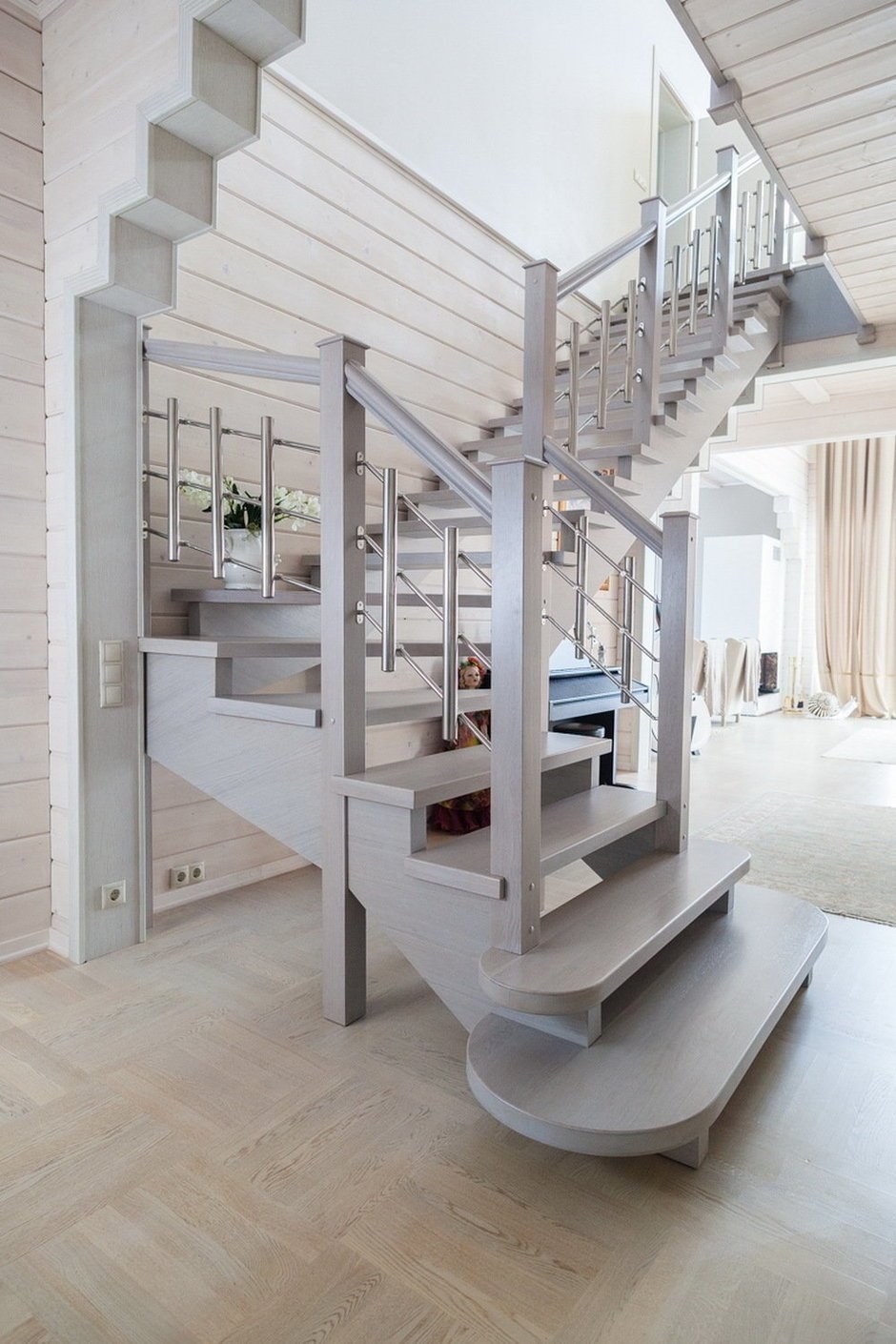 Решение лестниц. Деревянная лестница. Лестница в частном доме. Деревянная лестница в интерьере. Лестница в светлых тонах.