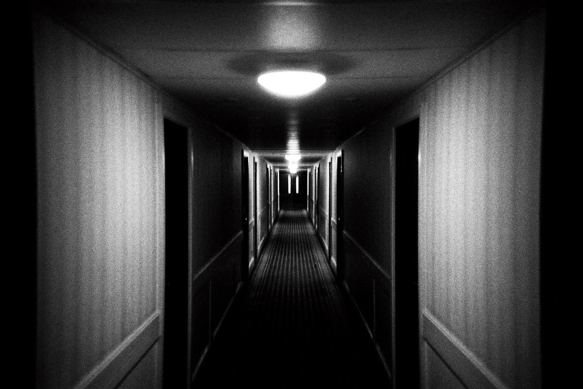 Темно глупый. Темный коридор тюрьмы Вентворт. Темный коридор. Мрачный коридор. Страшный коридор.