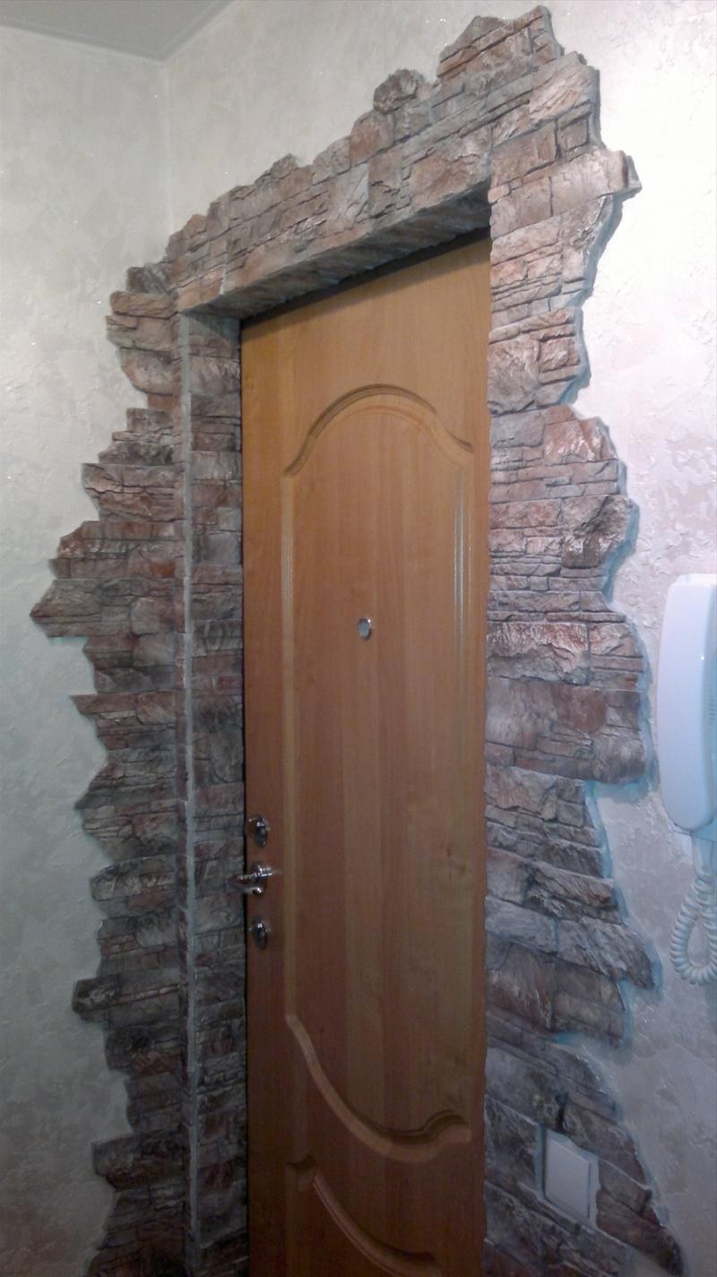 Отделка дверей декоративным камнем