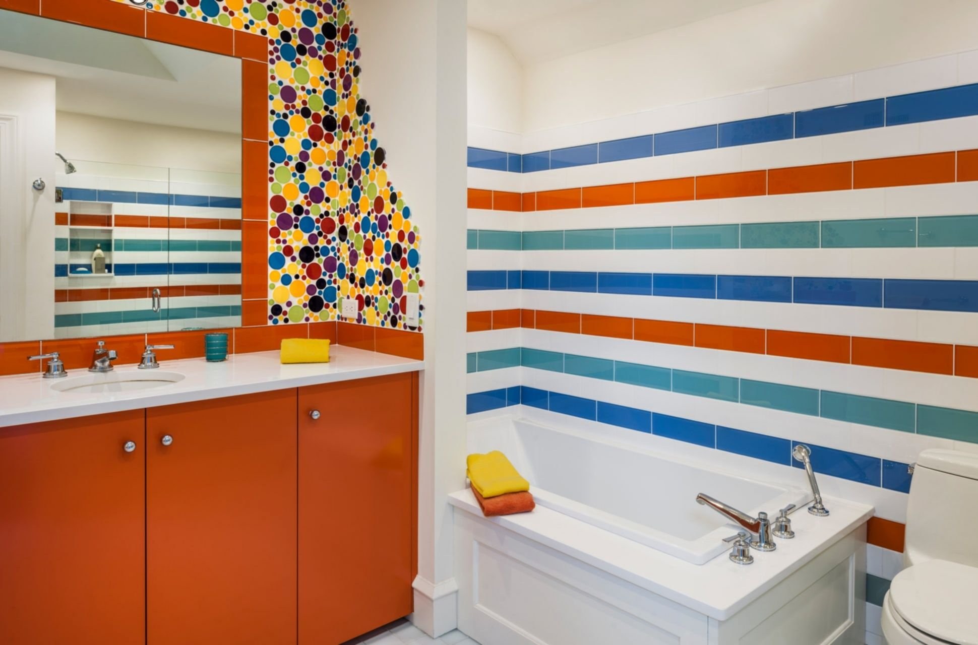Чем можно красить плитку. Яркая плитка для ванной комнаты. Ванна с разноцветной плиткой. Цветная плитка. Цветовые решения для ванной комнаты.