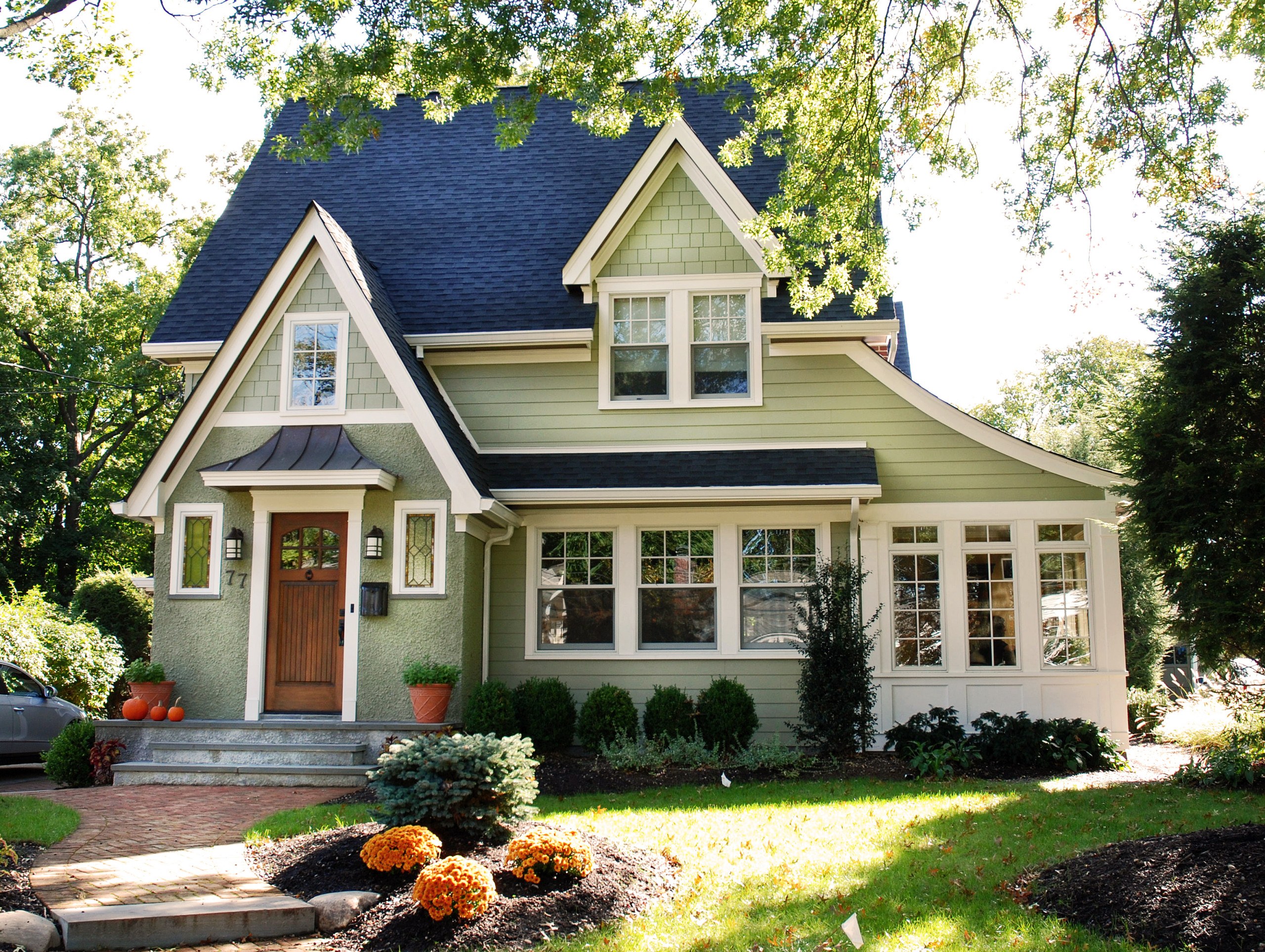 Красивый синий дом. Фасад дома. Дом с зеленым фасадом. Дом фисташкового цвета. Красивые фасады деревянных домов.